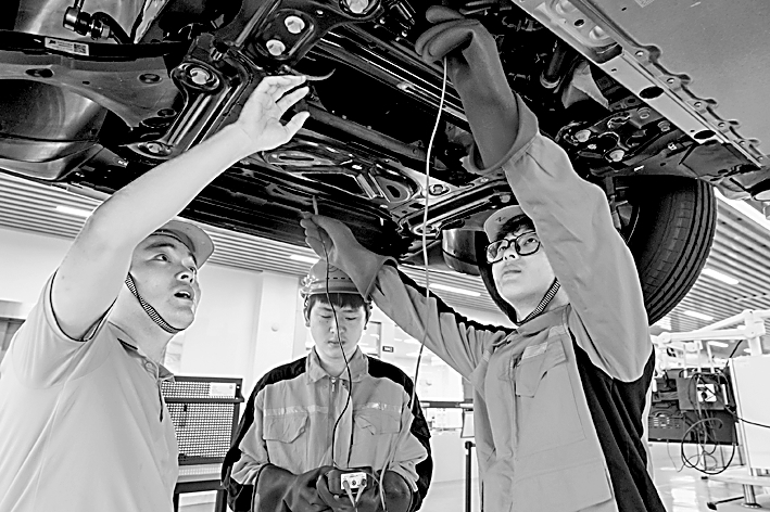 告别“黑板上开拖拉机”——职业实训如何打通产学“断层” 告别“黑板上开拖拉机”——职业实训如何打通产学“断层”