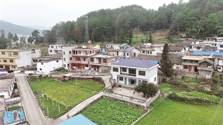 【新春走基层·走进贵州】园区村:“过年喽,生意好!” 【新春走基层·走进贵州】园区村:“过年喽,生意好!”