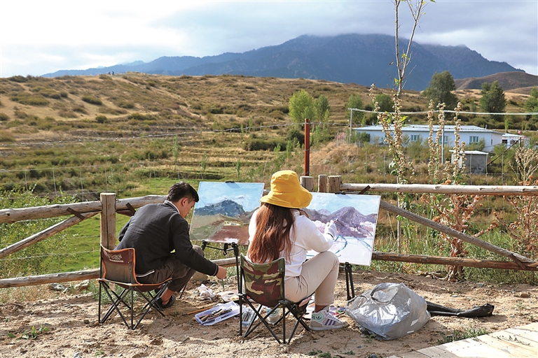 新疆昌吉州吉木萨尔县新地乡小分子村：丹青焕彩，村民执笔绘振兴