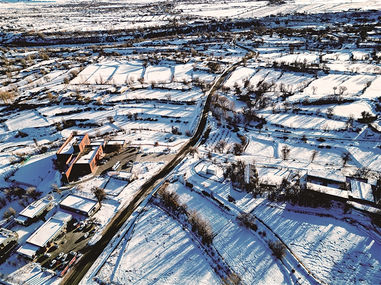 新疆昌吉州吉木萨尔县新地乡小分子村：丹青焕彩，村民执笔绘振兴