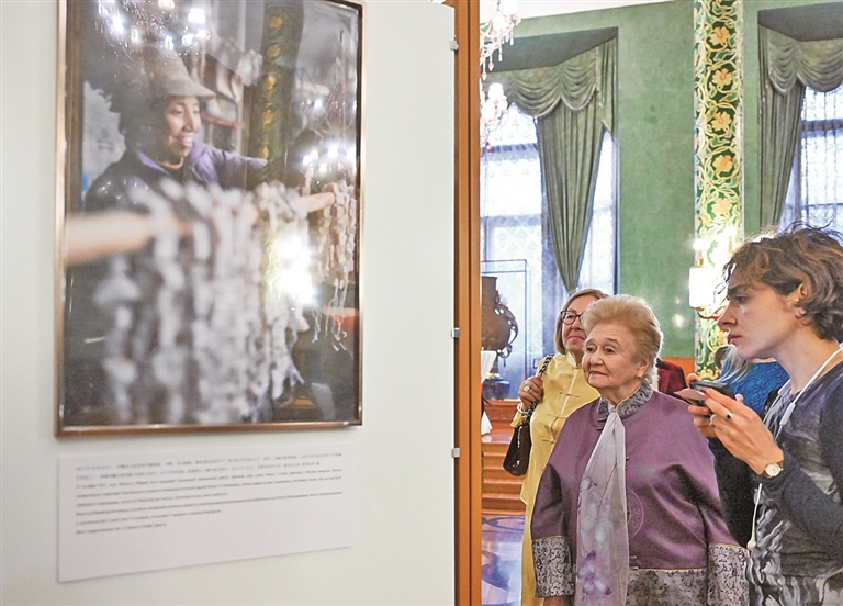 中国妇女事业发展成就图片展在莫斯科举行