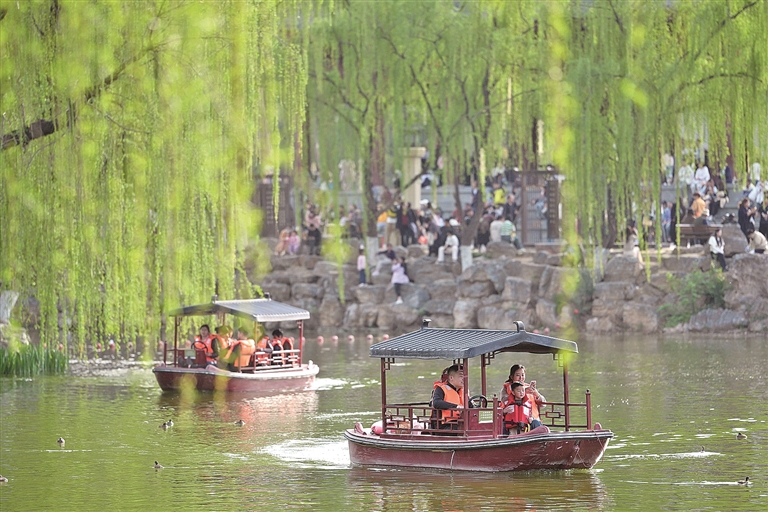 兴庆池头春色浓