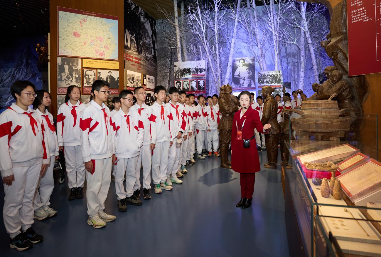 “缅怀革命先烈 传承红色基因”主题教育活动在中国共产党历史展览馆举行