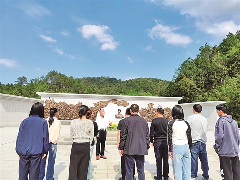 井冈山:人们以各种形式祭奠先烈 井冈山:人们以各种形式祭奠先烈