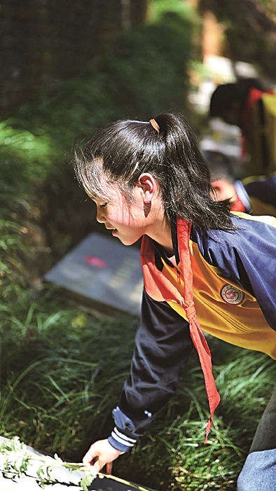 井冈山:人们以各种形式祭奠先烈 井冈山:人们以各种形式祭奠先烈