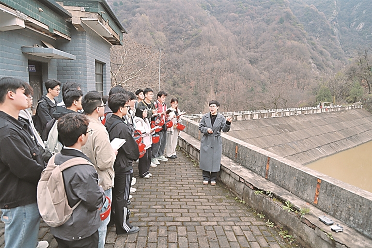 在山水之间 悟治水报国 在山水之间 悟治水报国