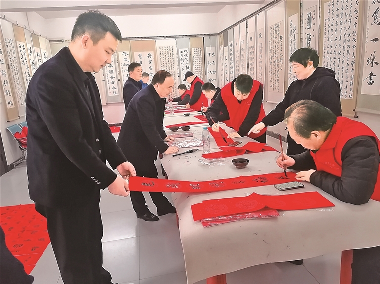 河南郑州新密市城关镇高沟村:前院锣鼓铿锵 后院墨韵流淌 河南郑州新密市城关镇高沟村:前院锣鼓铿锵 后院墨韵流淌