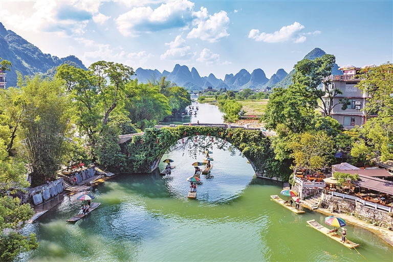乘竹筏 享美景
