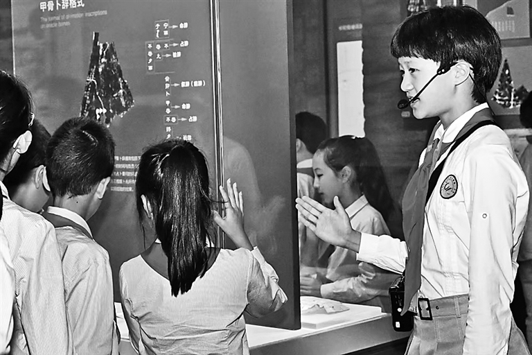 高举队旗跟党走 做新时代好少年