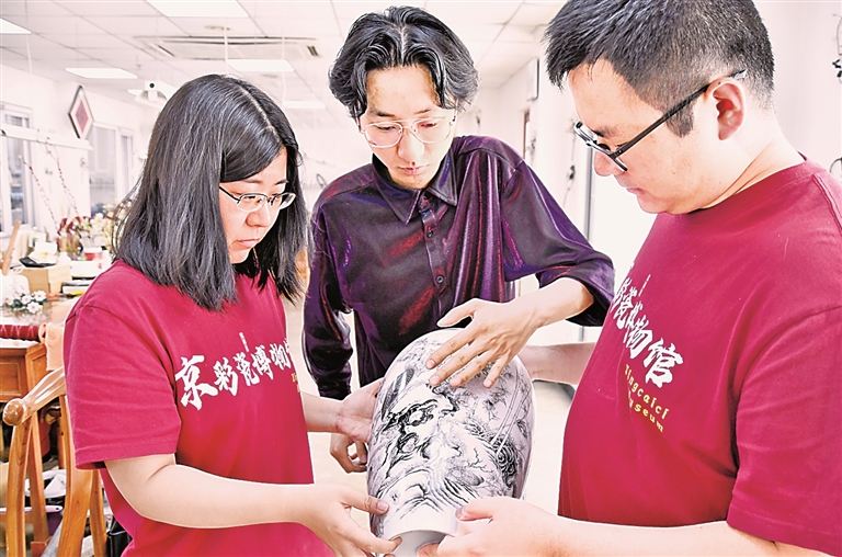 文博热有了新版本——年轻人的文博之旅正从“打卡”转向“文化认领” 文博热有了新版本——年轻人的文博之旅正从“打卡”转向“文化认领”