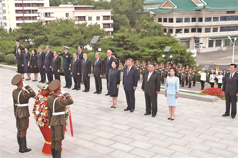 习近平和彭丽媛参谒中朝友谊塔