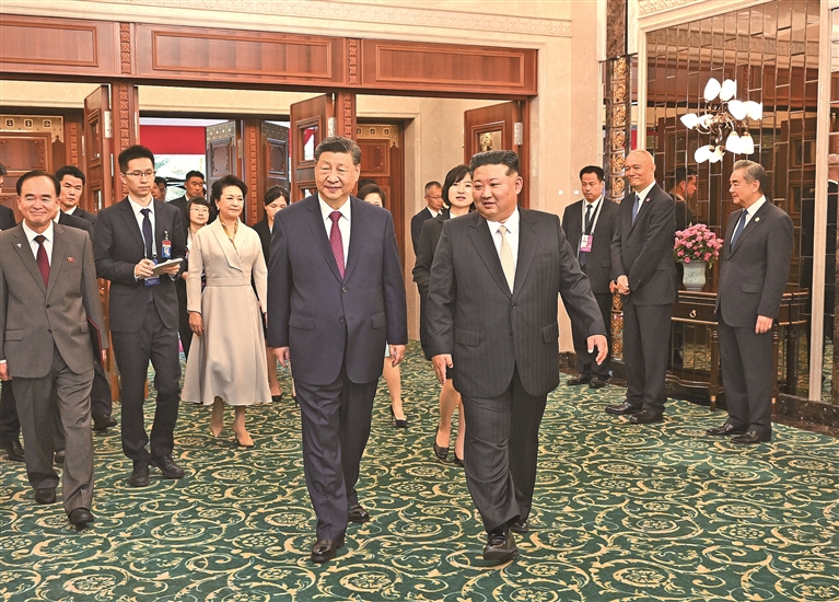 习近平夫妇出席金正恩夫妇举行的小范围午宴 习近平夫妇出席金正恩夫妇举行的小范围午宴