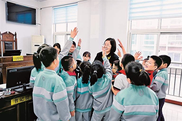 过去五年，全国各地1.1万个人民法庭审结各类案件3400万件——扎根基层沃土 守护万家公正