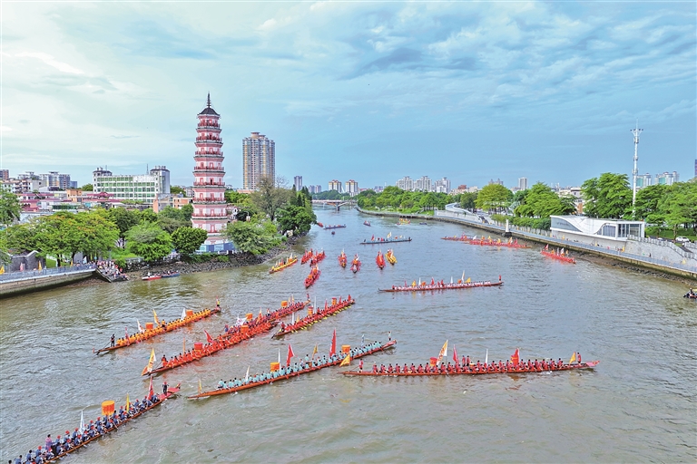 【文化中国行】粽叶飘香情意浓 龙舟竞渡鼓声响 【文化中国行】粽叶飘香情意浓 龙舟竞渡鼓声响