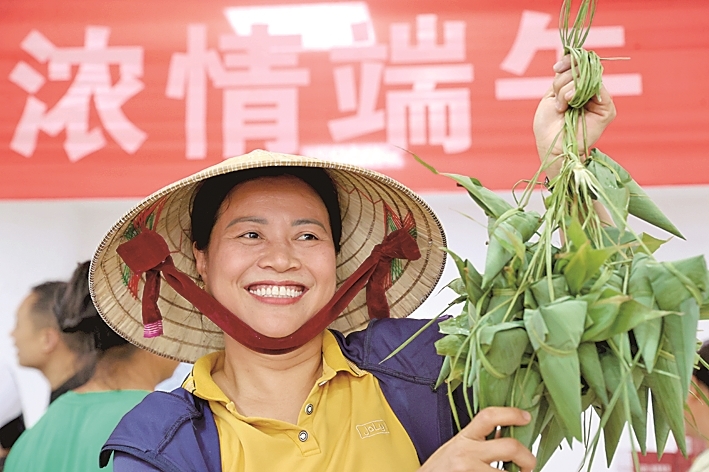 【文化中国行】粽叶飘香情意浓 龙舟竞渡鼓声响 【文化中国行】粽叶飘香情意浓 龙舟竞渡鼓声响