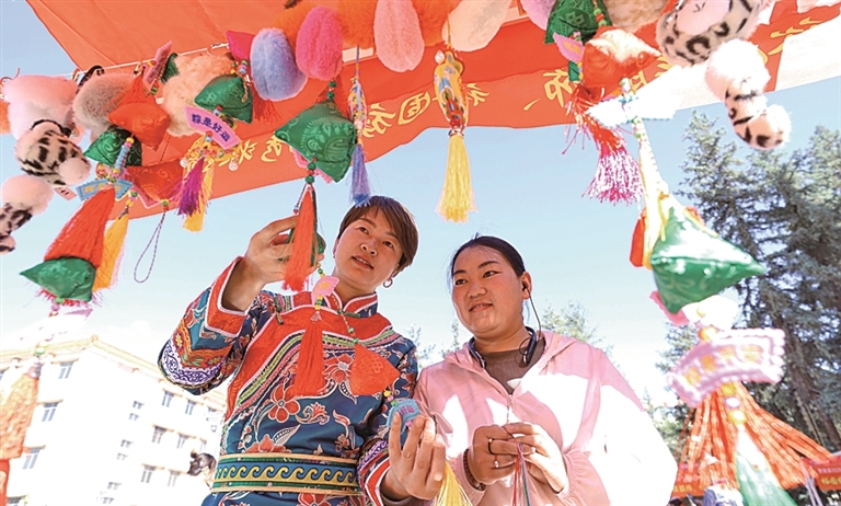 【文化中国行】粽叶飘香情意浓 龙舟竞渡鼓声响 【文化中国行】粽叶飘香情意浓 龙舟竞渡鼓声响