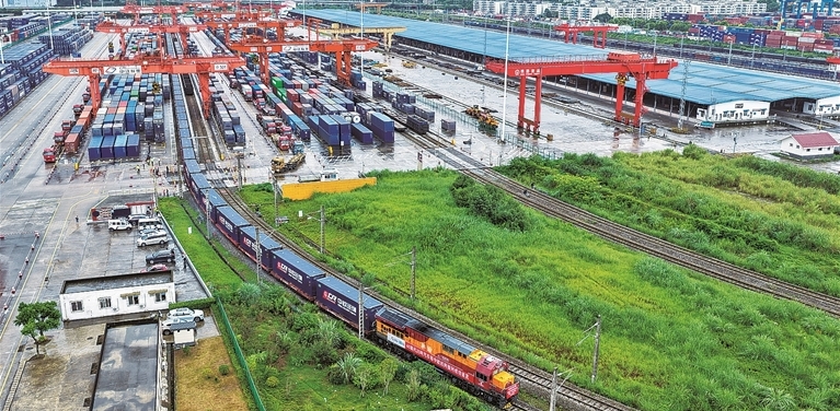 重庆首发新型汽车箱整列中欧班列
