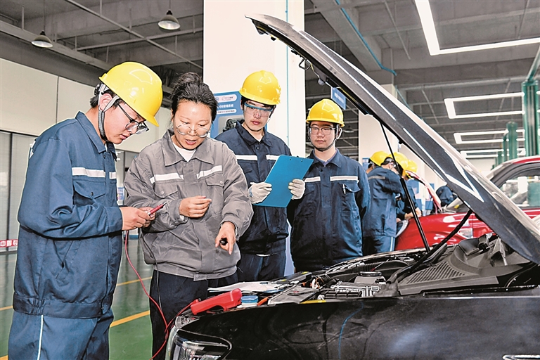 教育之光辉耀中华民族复兴路