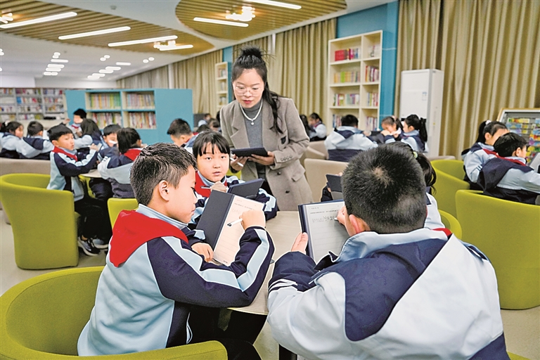 教育之光辉耀中华民族复兴路