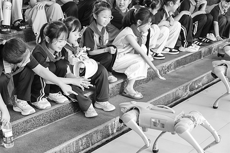 流动科普设施服务公众超6亿人次 科普大篷车行驶里程相当于绕地球1547圈 流动科普设施服务公众超6亿人次 科普大篷车行驶里程相当于绕地球1547圈