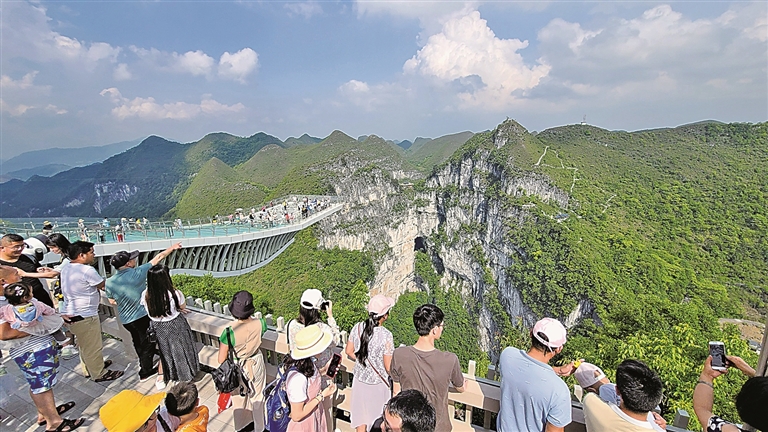广西乐业—凤山世界地质公园：天坑秘境绽新颜