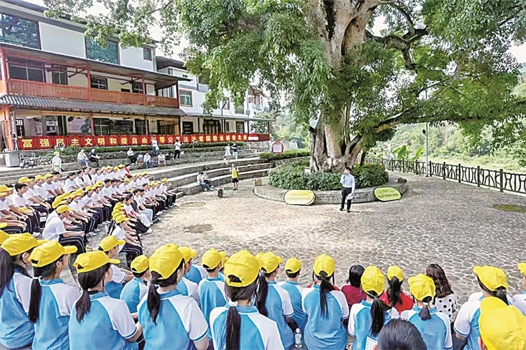 广西乐业—凤山世界地质公园：天坑秘境绽新颜