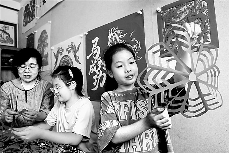 从“拍照打卡”到“入脑入心”——这份暑假作业，如何让孩子爱上劳动