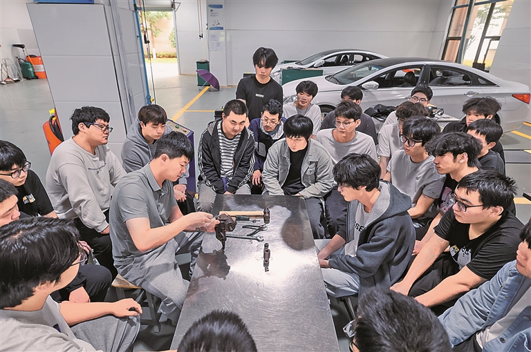 将课堂搬进车间 让产业融入教学——职业教育法推动产教融合走深走实