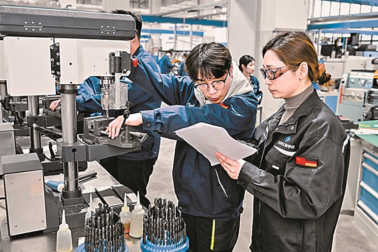 将课堂搬进车间 让产业融入教学——职业教育法推动产教融合走深走实