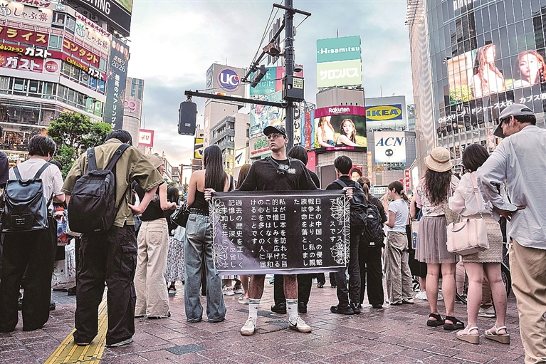 当日本社会淡忘,他们在东京街头举起历史真相 当日本社会淡忘,他们在东京街头举起历史真相