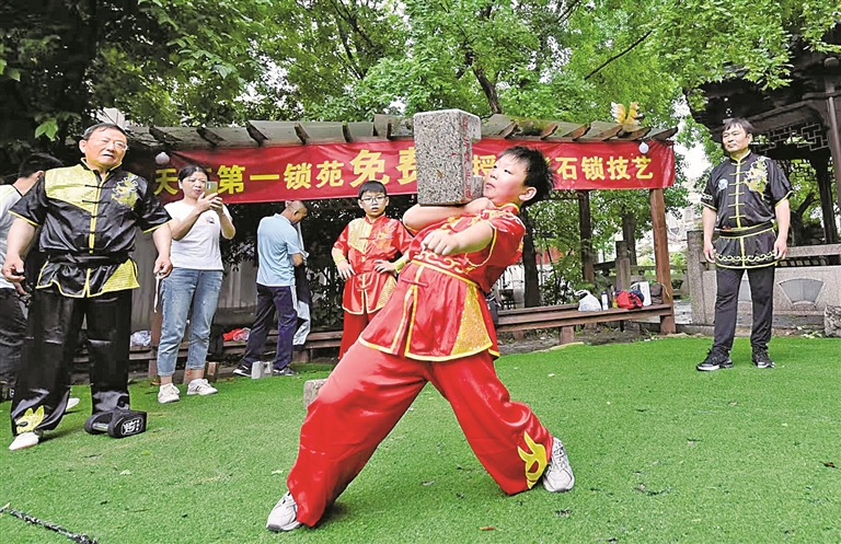 江苏泰州：石锁翻飞 古技新传