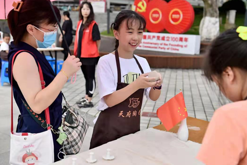 四川天府新区：享受美好幸福生活 社区居民体验陶艺制作