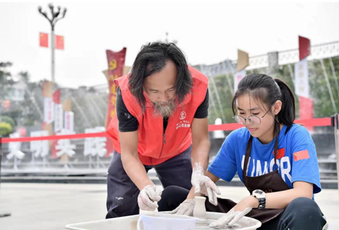 四川天府新区：享受美好幸福生活 社区居民体验陶艺制作