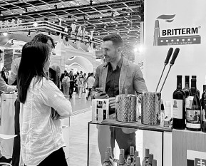 深化务实合作 携手共向未来 深化务实合作 携手共向未来